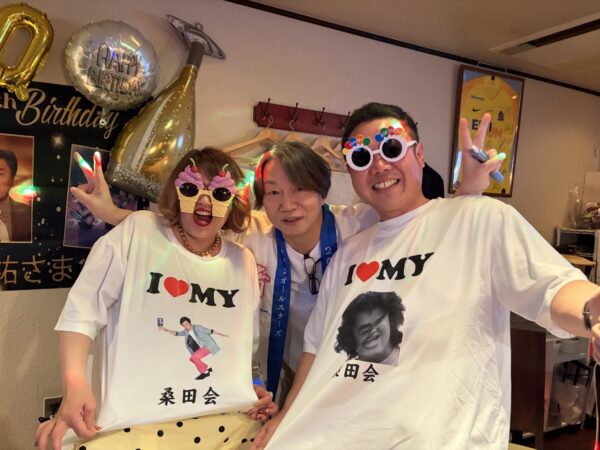 I♥MY桑田会のオリジナルTシャツを着てバースデー会を楽しむ参加者