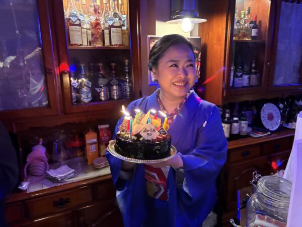 桑田佳祐70歳をお祝いする和風バースデーケーキを持つPRIMAL+村上亜希子