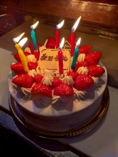 苺ショートケーキに桑田佳祐の名前プレートを添えて