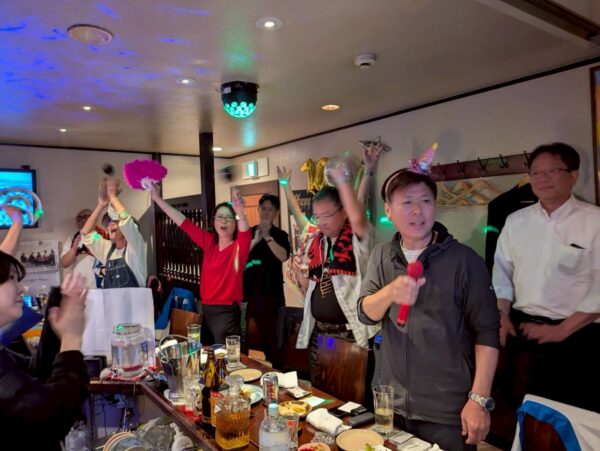 サザンの名曲で大合唱する第三回 桑田会の参加者たち