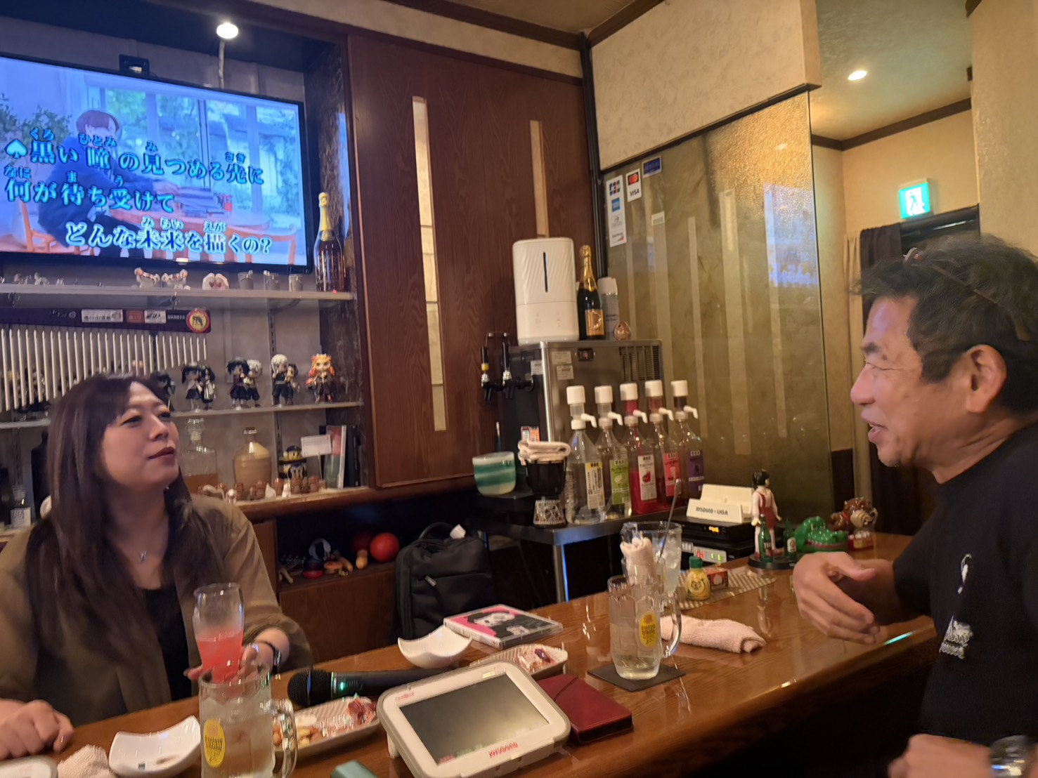 ディープな桑田会でカウンター越しにサザンの話題で盛り上がる参加者