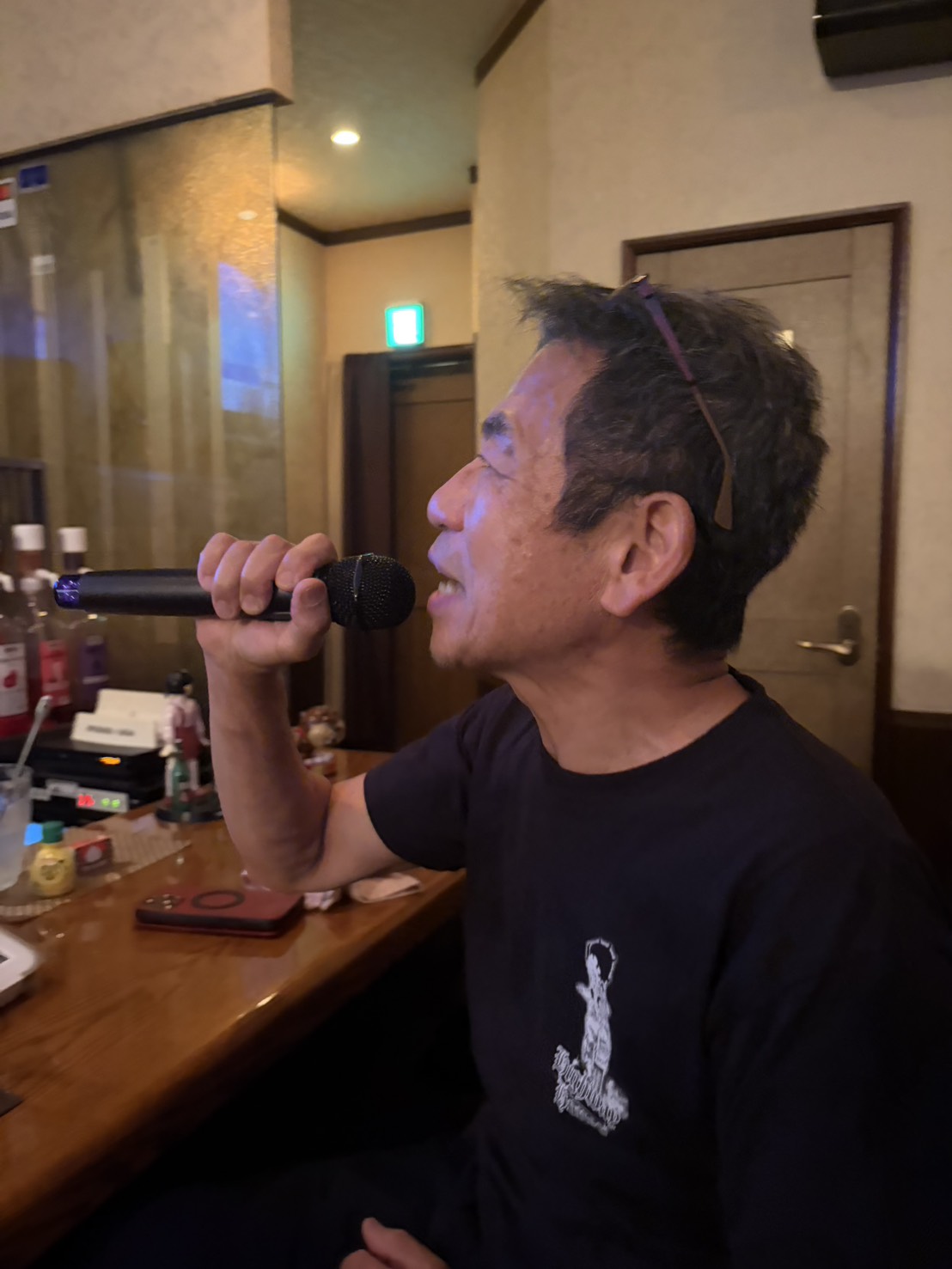 マイクを握ってサザンオールスターズの曲を歌う参加者