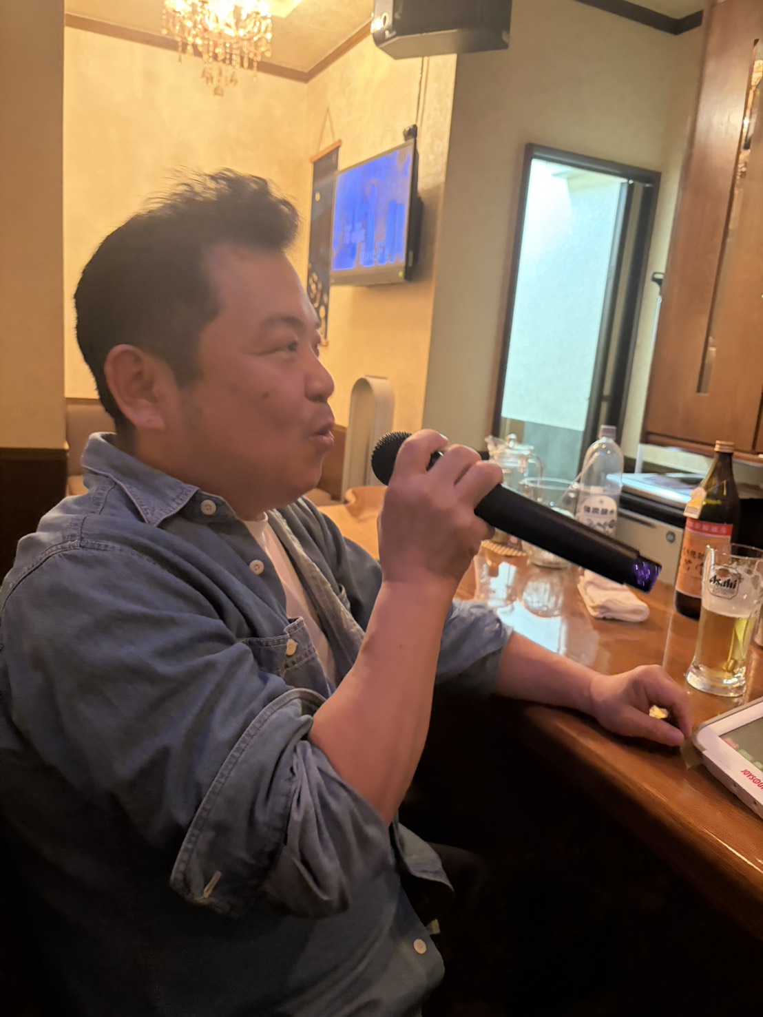 ディープな桑田会で楽しそうに歌う参加者