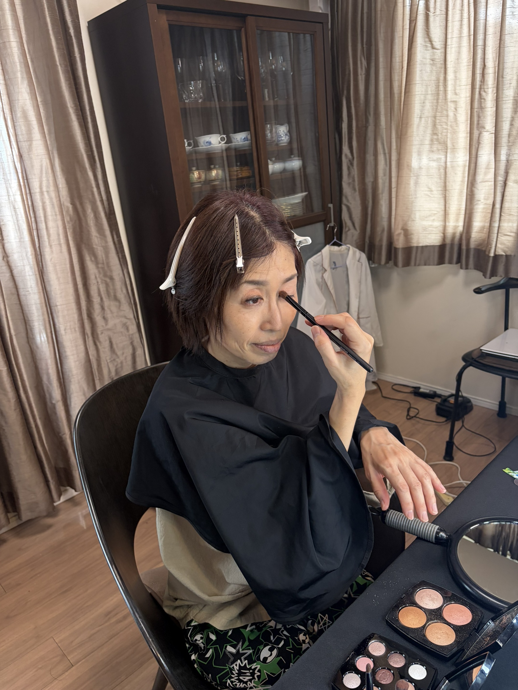 広島市のメイクレッスンでアイメイクを実践する様子｜PRIMAL＋