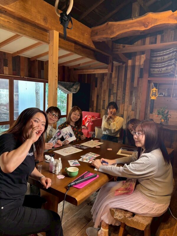 松江・古民家カフェろ舎で開催されたメイク相談会の参加者集合写真|広島市西区のメイクサロンPRIMAL+が出張登壇