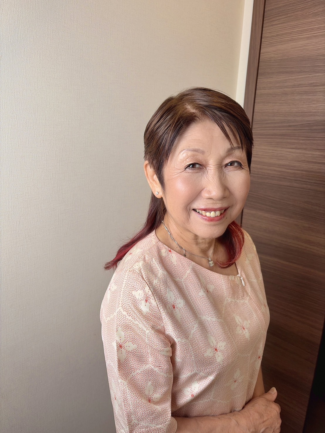 メイクレッスン後、ツヤ肌とふんわり眉で明るい笑顔のなおさん